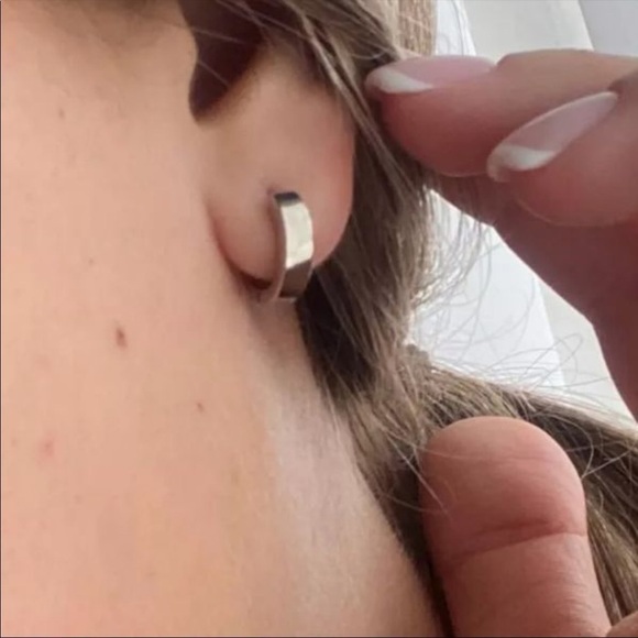 𝅺RE-STOCKED‼️ NEW Simple 925 Sterling Silver Huggies Hoop Earrings - Picture 4 of 7